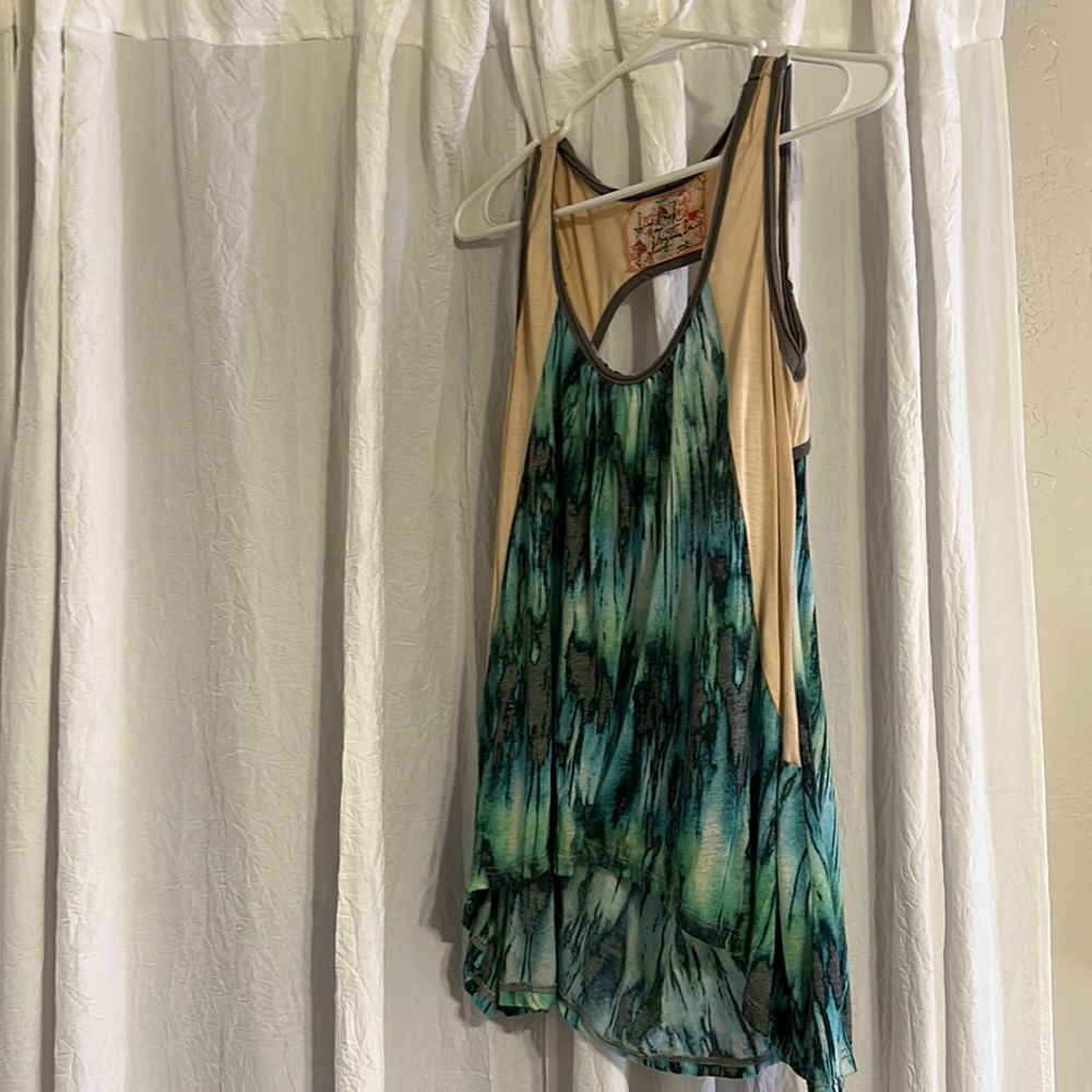 Flowy tank with key hole scoop low cut back